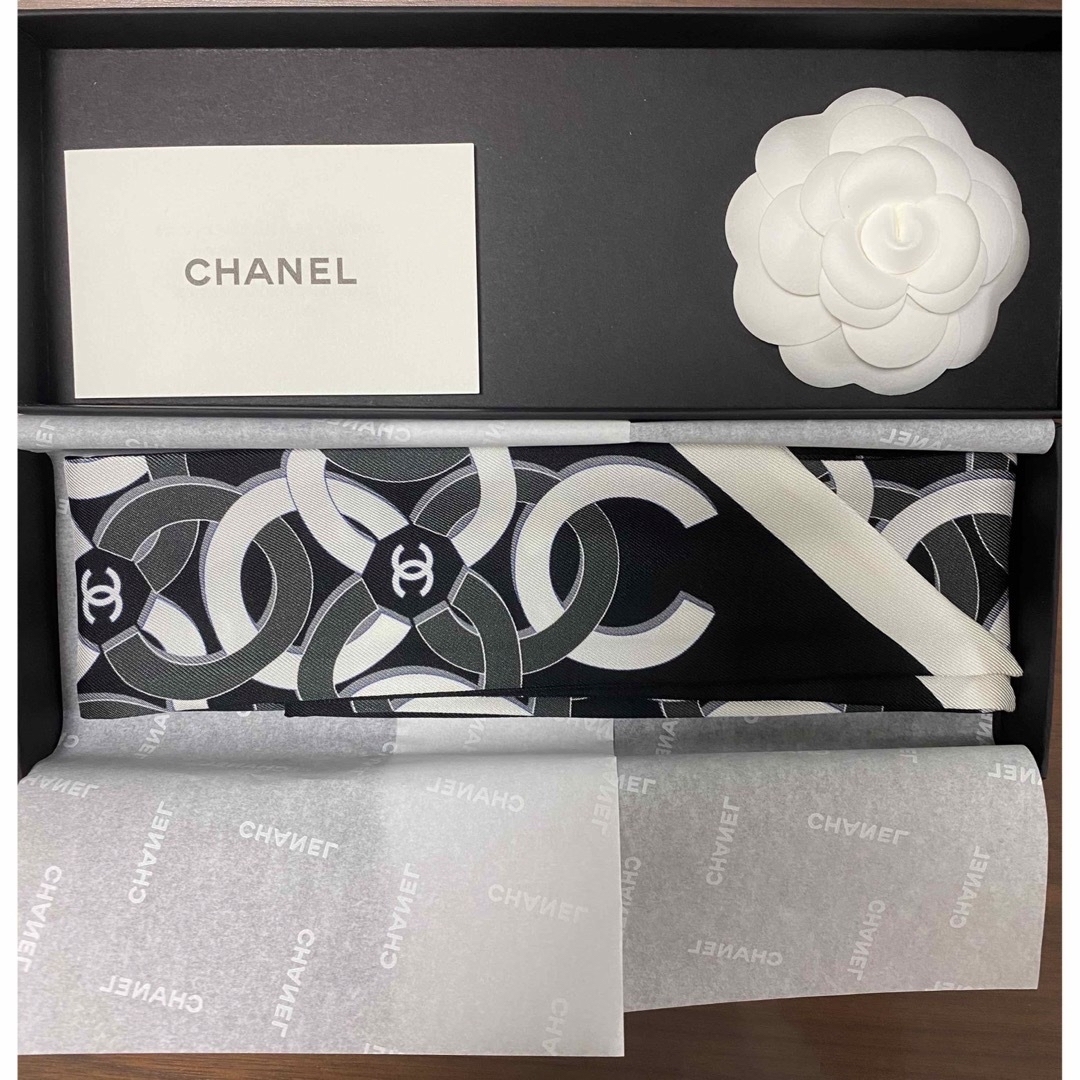 CHANEL(シャネル)の‪‪❤︎‬ 新作 23K ‪‪❤︎‬ CHANEL カメリア スカーフ レディースのファッション小物(バンダナ/スカーフ)の商品写真