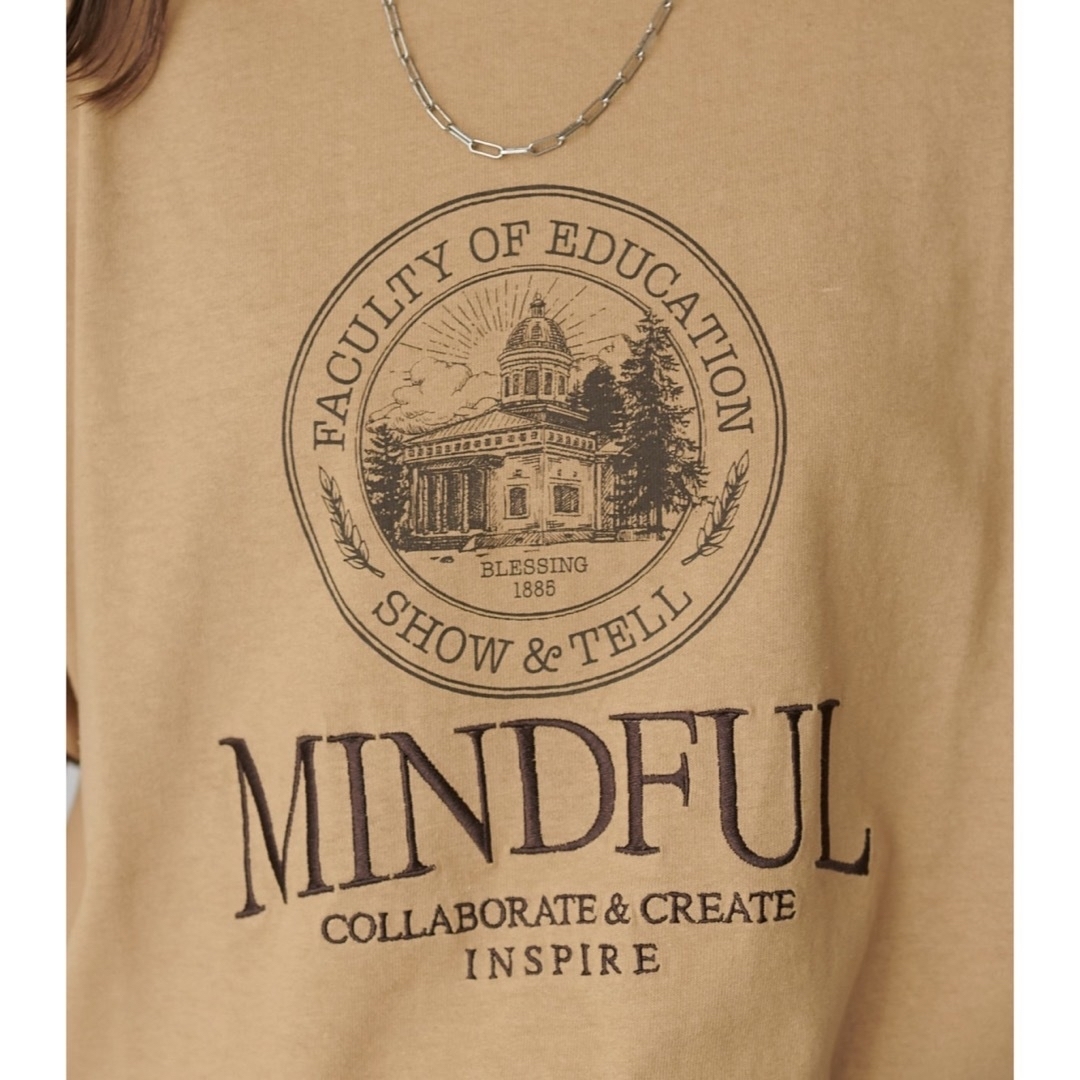 ディスコート discoat MINDFUL刺繍ロゴTシャツ ライトベージュ レディースのトップス(Tシャツ(半袖/袖なし))の商品写真