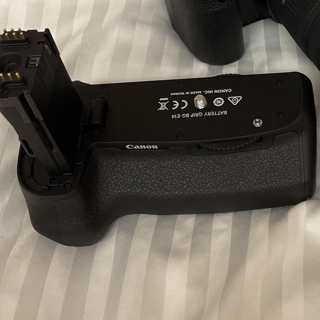Canon(キヤノン)のけろさん専用バッテリーグリップ BG-E14 スマホ/家電/カメラのカメラ(デジタル一眼)の商品写真