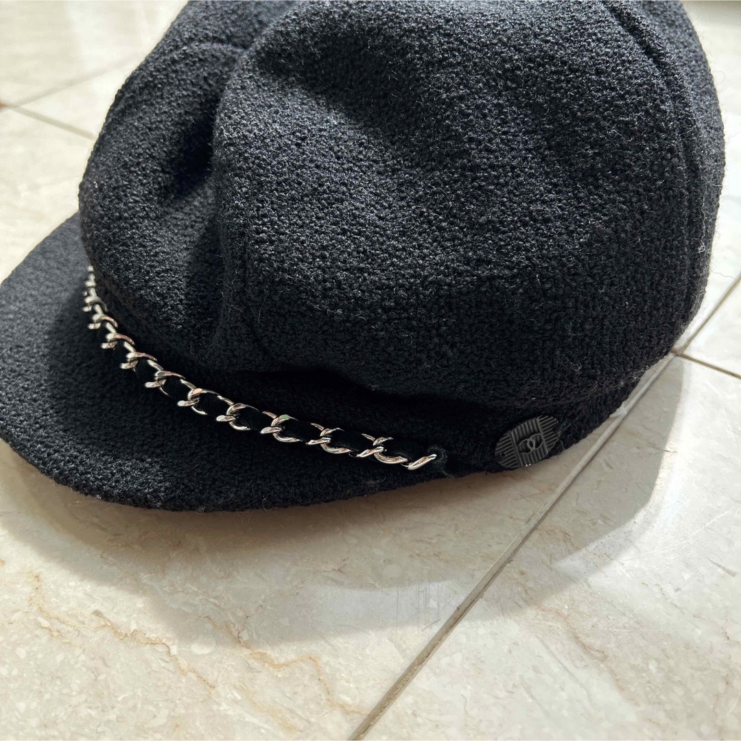 CHANEL(シャネル)のシャネル　ブラック　サイズM 帽子　キャスケット　チェーンキャスケット レディースの帽子(キャスケット)の商品写真