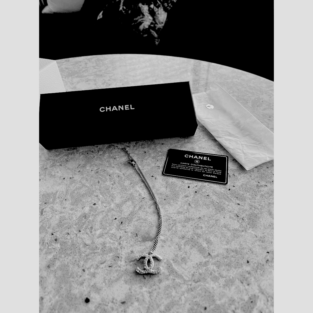 CHANEL(シャネル)のCHANEL ラインストーン　ロゴネックレス　大ぶり　 レディースのアクセサリー(ネックレス)の商品写真
