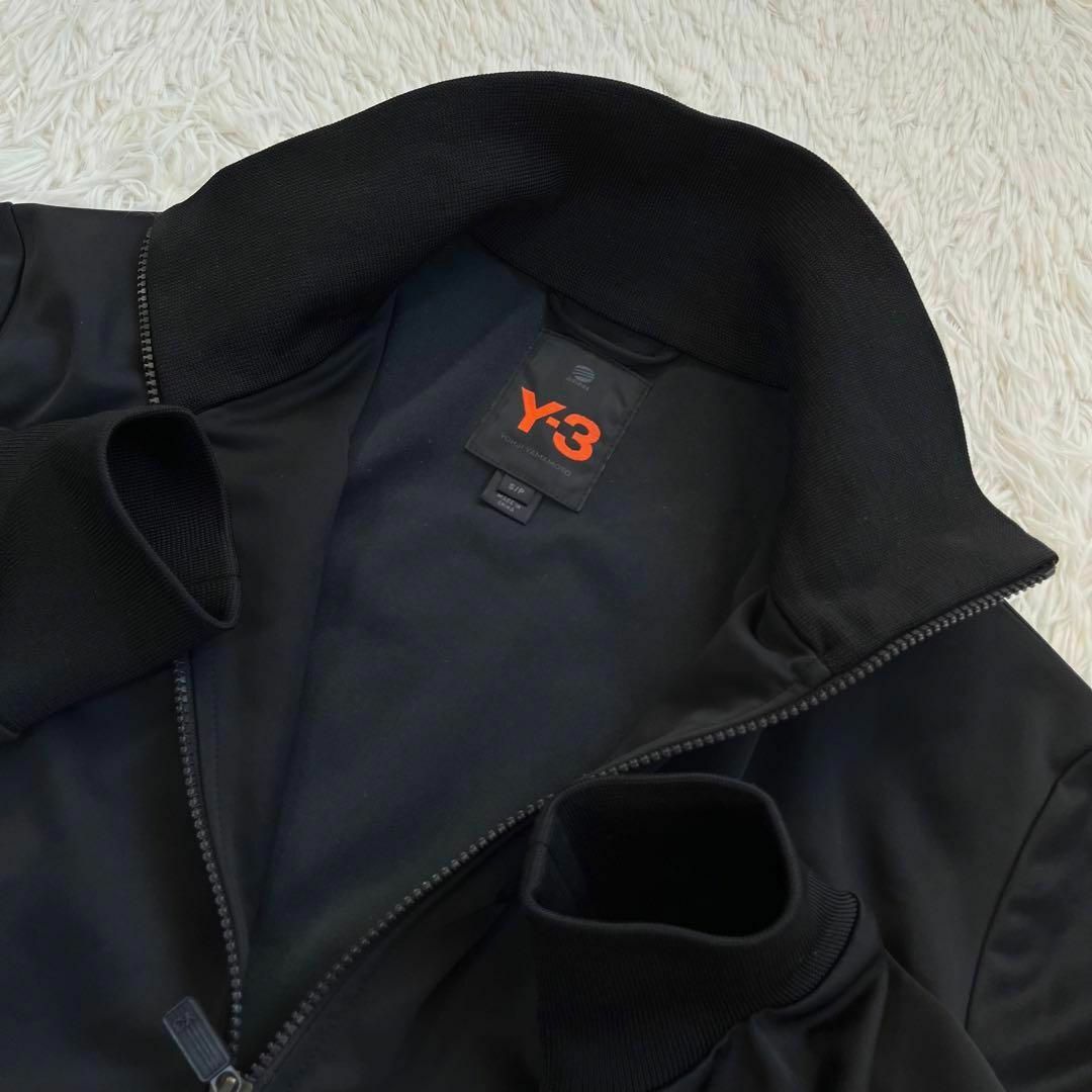 Y-3(ワイスリー)の【美品】Y-3 トラック ジャケット　ロゴ　プリント　ジャージ　ヨウジヤマモト メンズのトップス(ジャージ)の商品写真