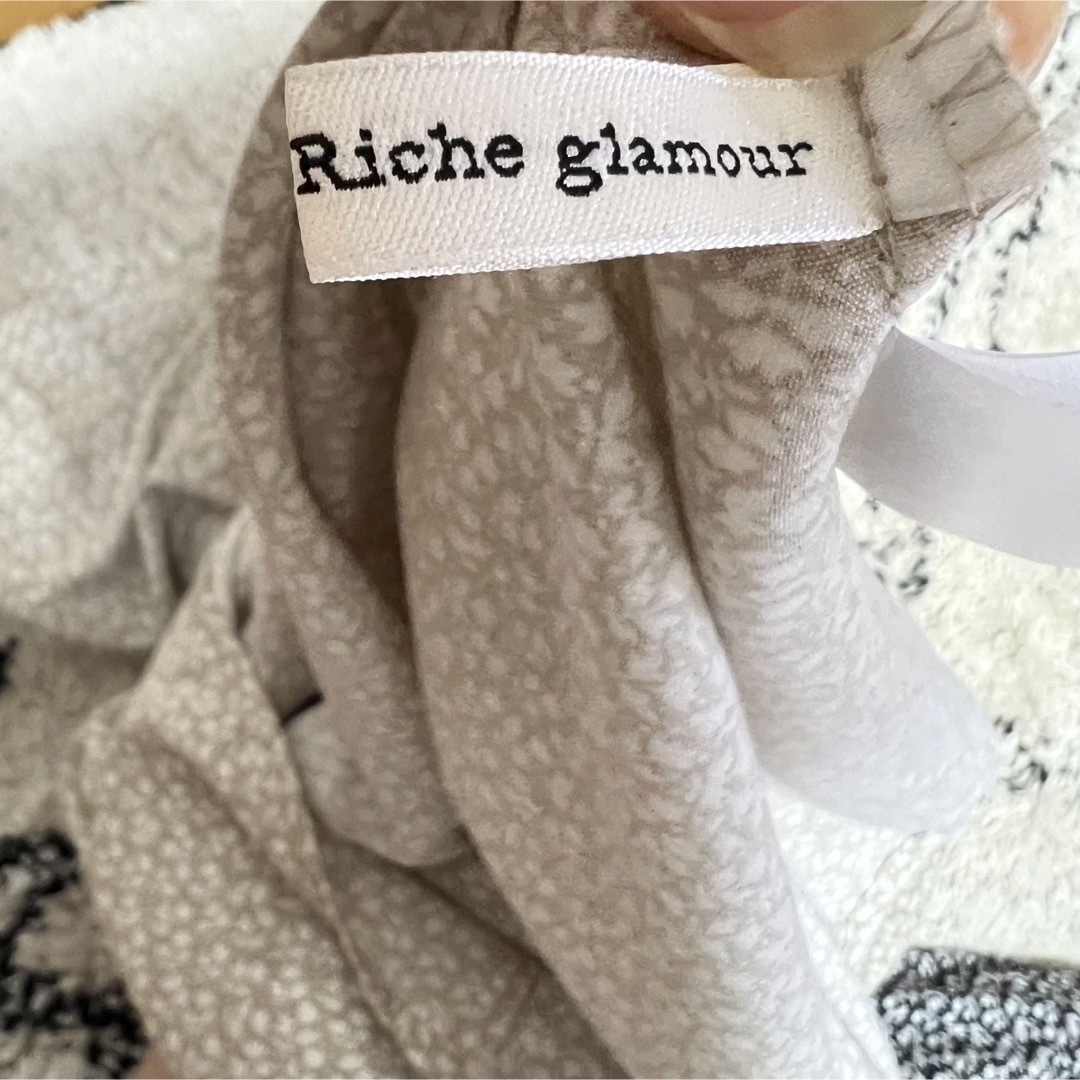 Riche glamour(リシェグラマー)のリシェグラマー　長袖シャツワンピース　ロングシャツ　小花柄　ベージュ　アウター レディースのワンピース(ロングワンピース/マキシワンピース)の商品写真