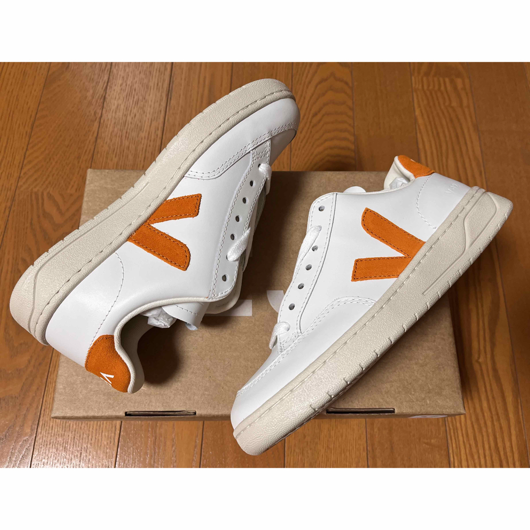 VEJA(ヴェジャ)の新品未使用　VEJAヴェジャ V12レザー　スニーカー  EUR38 24cm  レディースの靴/シューズ(スニーカー)の商品写真