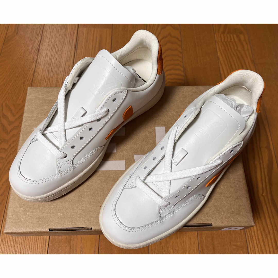 VEJA(ヴェジャ)の新品未使用　VEJAヴェジャ V12レザー　スニーカー  EUR38 24cm  レディースの靴/シューズ(スニーカー)の商品写真