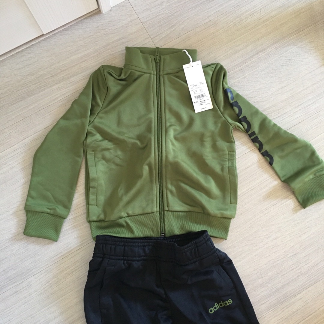 adidas(アディダス)の新品！！ adidasジャージ セットアップ　110 キッズ/ベビー/マタニティのキッズ服男の子用(90cm~)(その他)の商品写真