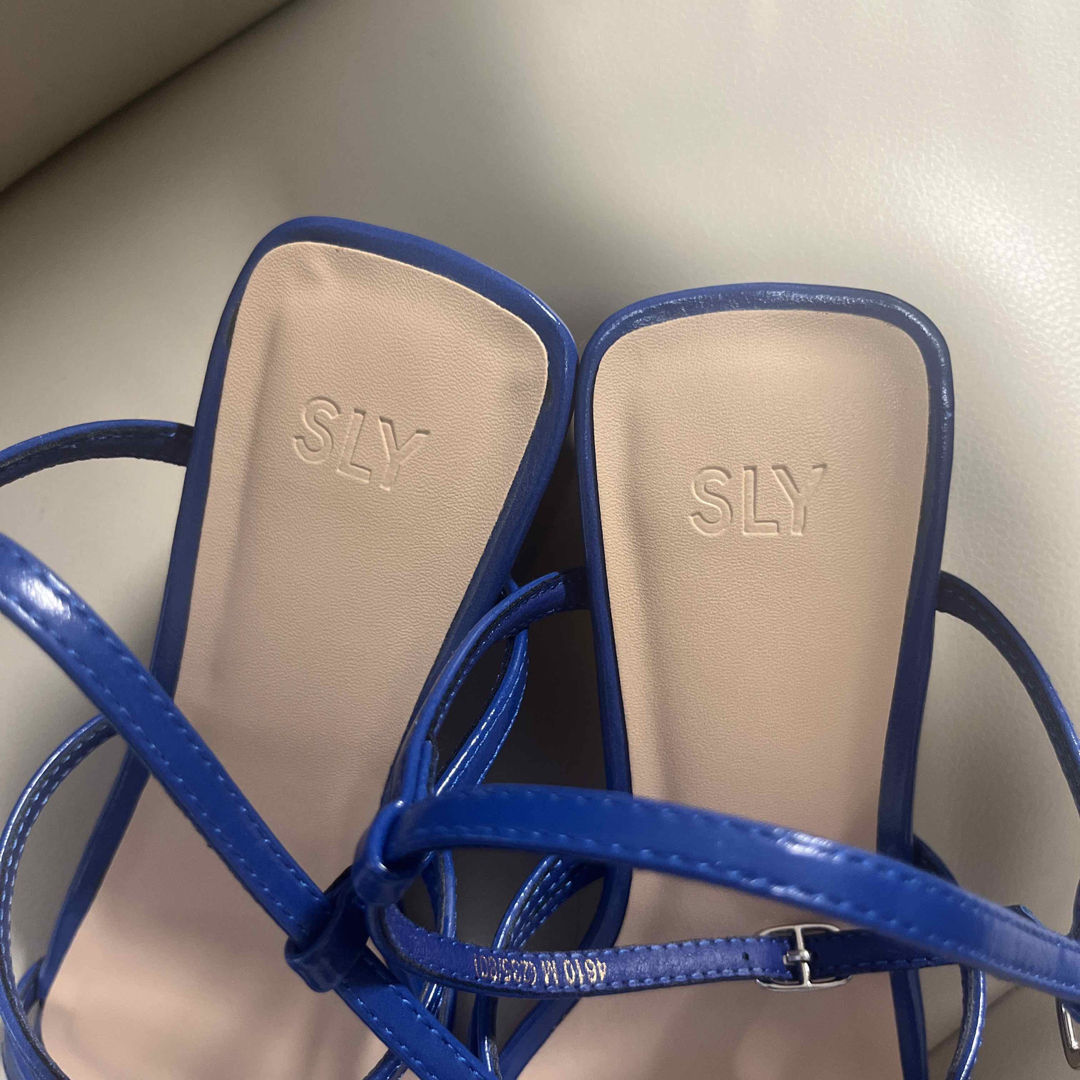 SLY(スライ)のTHIN STRAP CROSS サンダル BLU レディースの靴/シューズ(サンダル)の商品写真