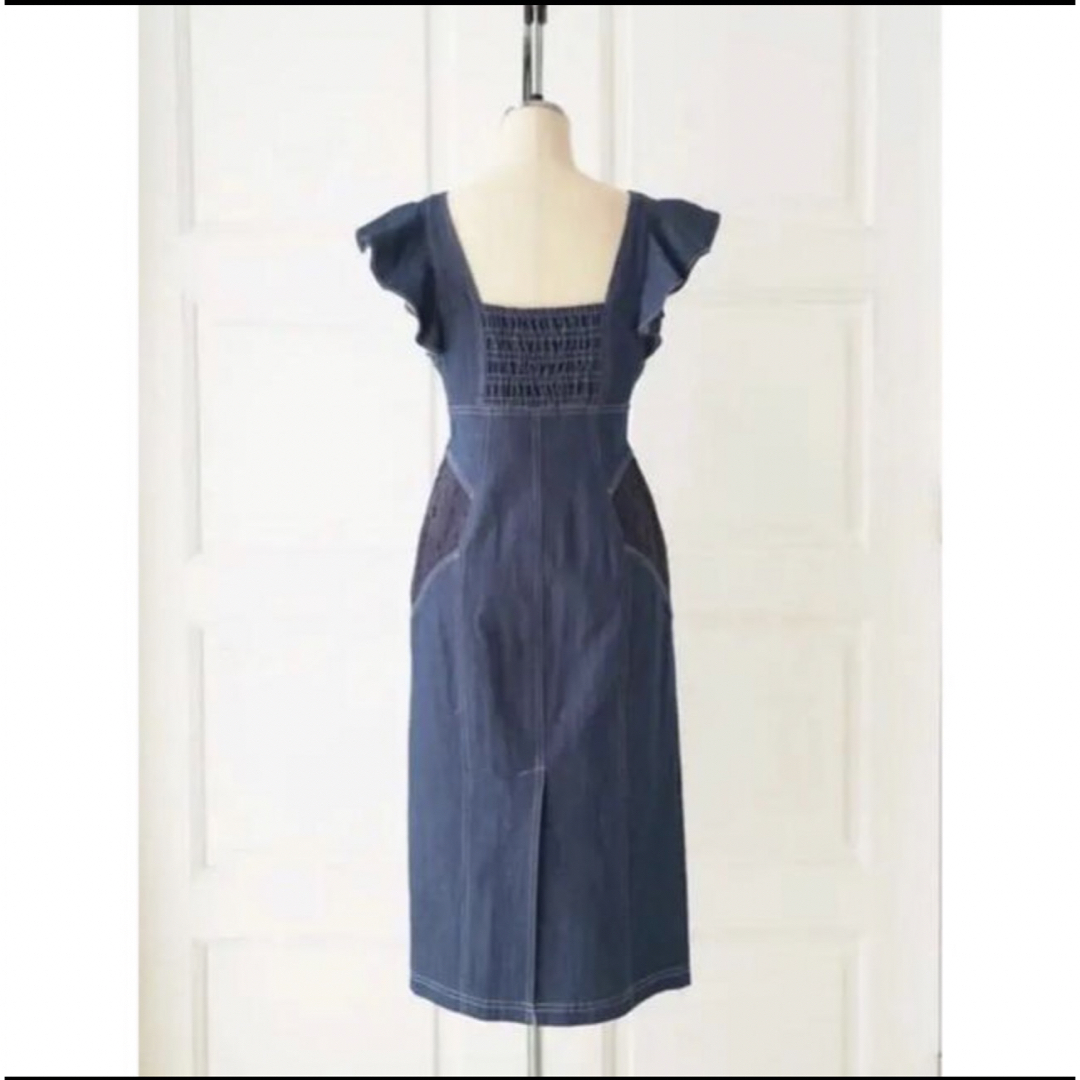 Her lip to(ハーリップトゥ)のHerlipto Ruffled Shoulder DenimMidiDress レディースのワンピース(ひざ丈ワンピース)の商品写真