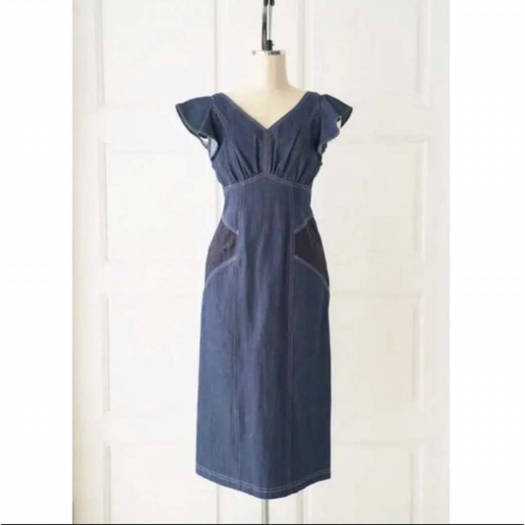 Her lip to(ハーリップトゥ)のHerlipto Ruffled Shoulder DenimMidiDress レディースのワンピース(ひざ丈ワンピース)の商品写真