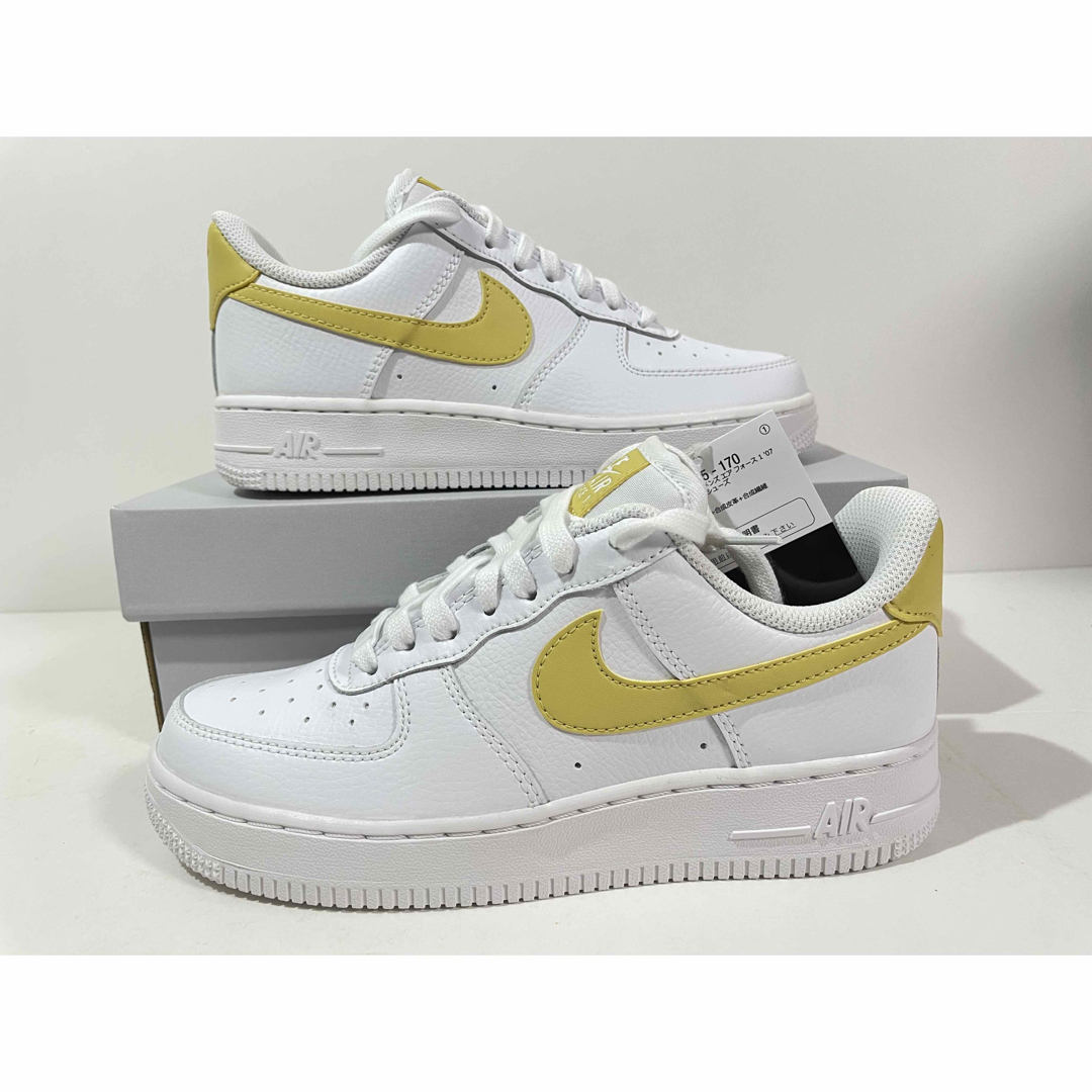 【新品】NIKE WMNS AIR FORCE1 ’07 サターンゴールド