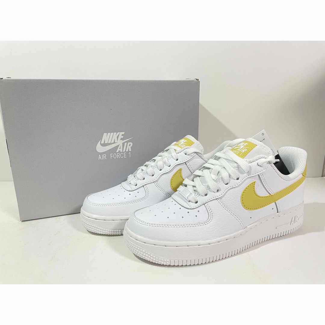 【新品】NIKE WMNS AIR FORCE1 ’07 サターンゴールド