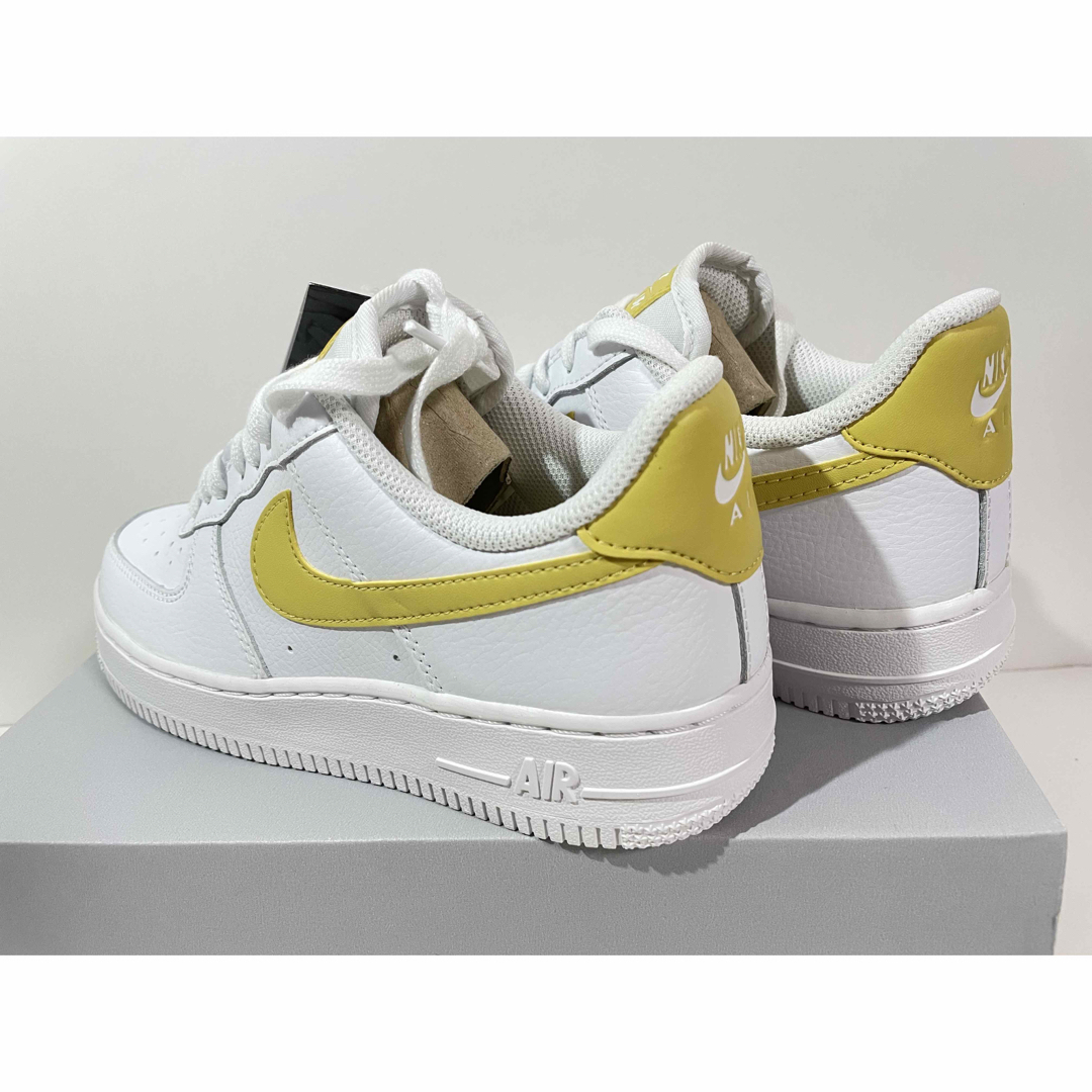 【新品】NIKE WMNS AIR FORCE1 ’07 サターンゴールド