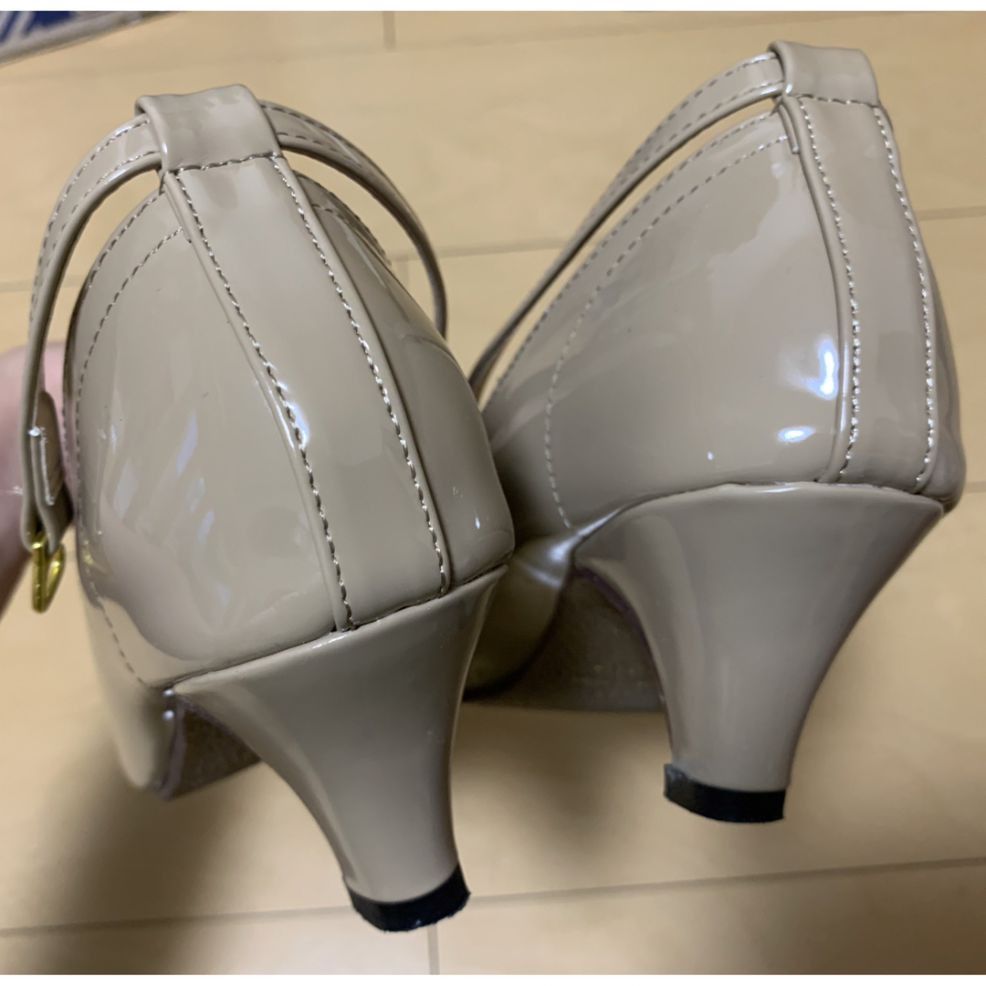 【新品未使用】　ラウンドトゥパンプス　エナメル レディースの靴/シューズ(ハイヒール/パンプス)の商品写真