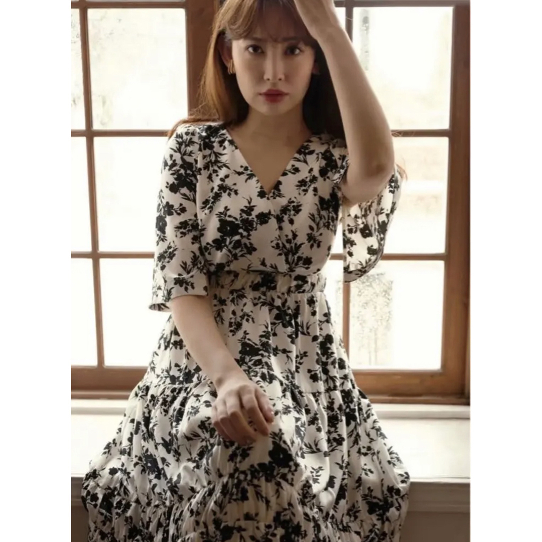 Monotone Floral Slit Sleeve Dress