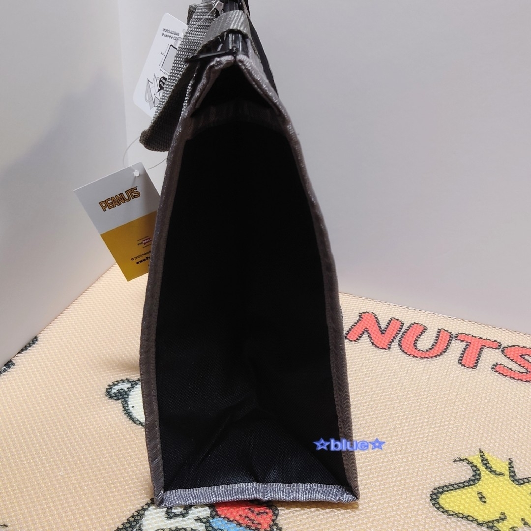SNOOPY(スヌーピー)のヌーピー ランチバッグ Mサイズ 保冷バッグ  弁当袋 ブラック エンタメ/ホビーのおもちゃ/ぬいぐるみ(キャラクターグッズ)の商品写真