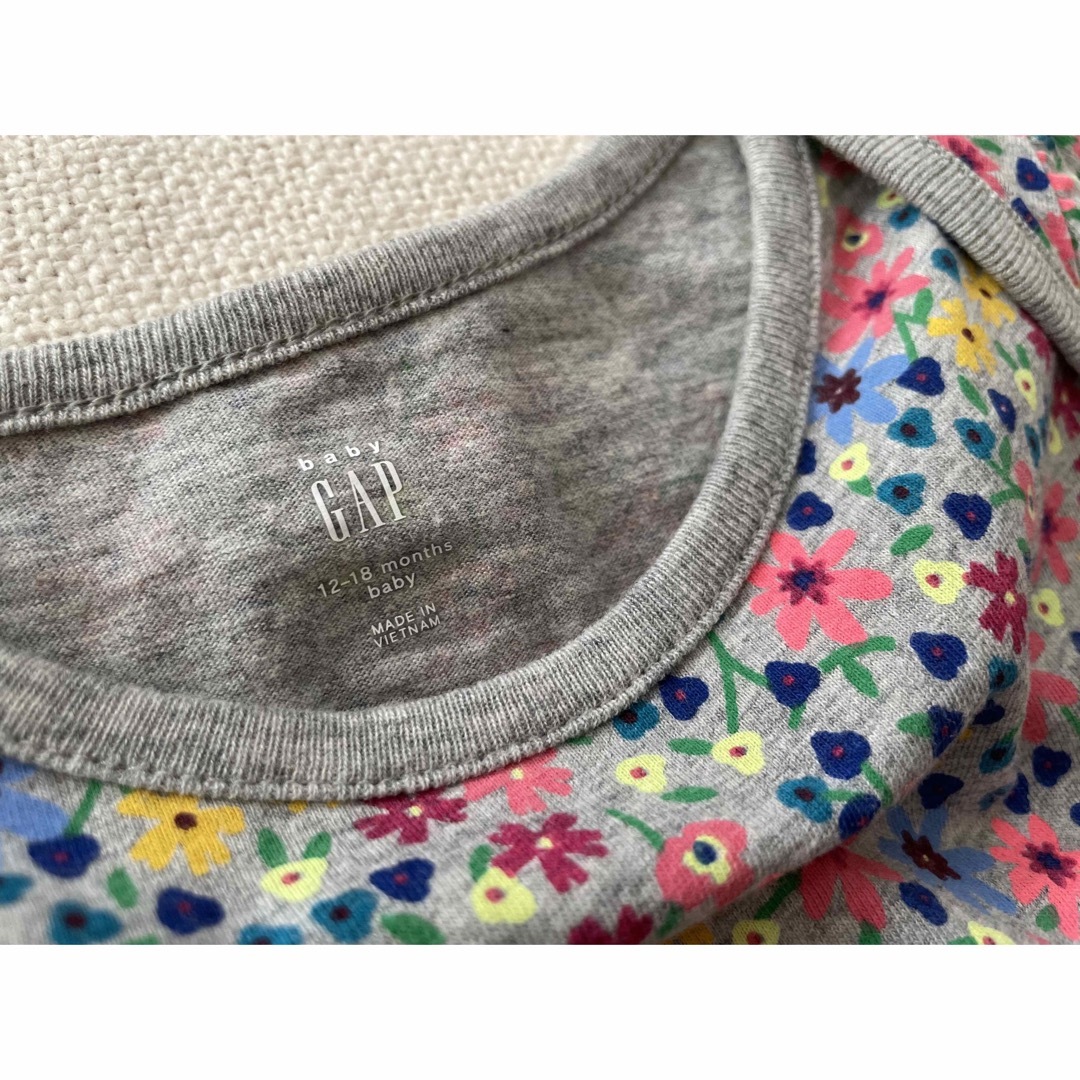 babyGAP(ベビーギャップ)の花柄ロンパース baby GAP グレー おでかけ キッズ/ベビー/マタニティのベビー服(~85cm)(ロンパース)の商品写真