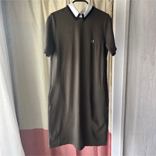 フレッドペリー(FRED PERRY)のFREDPERRY 襟付きワンピース　カーキ(ひざ丈ワンピース)