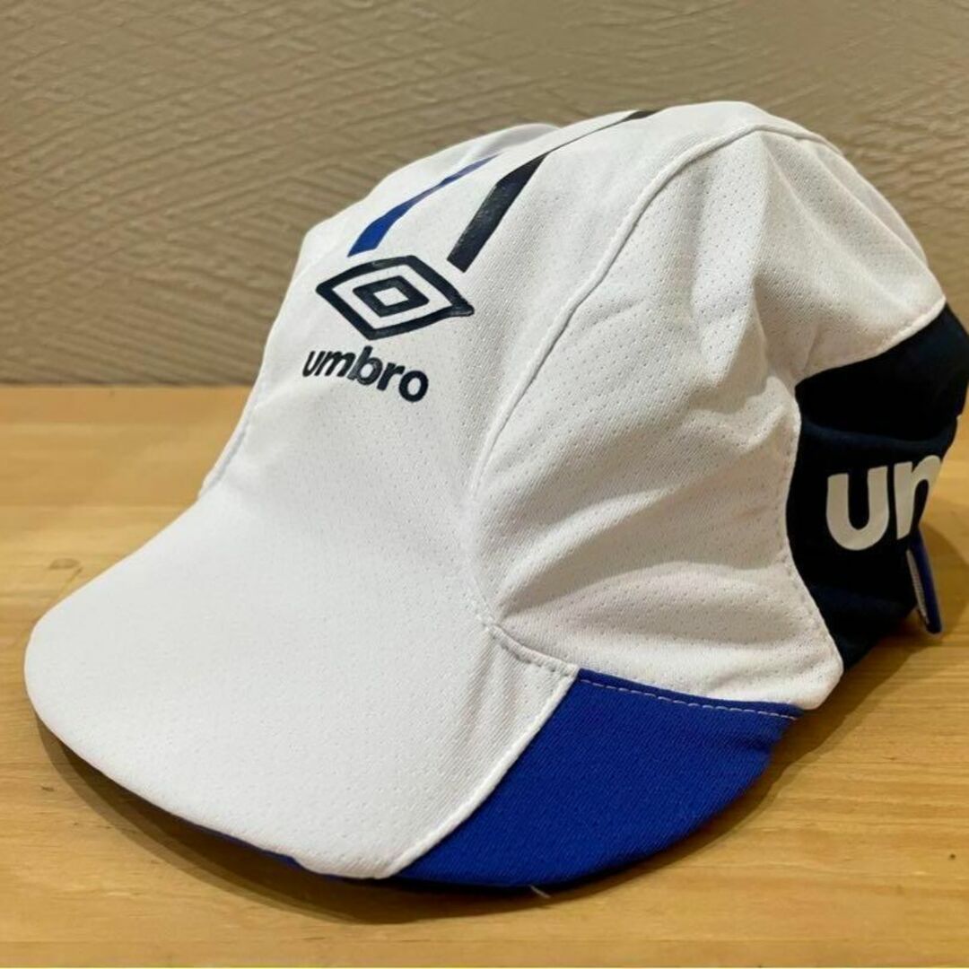 UMBRO(アンブロ)のアンブロ【新品送料込み】ジュニア サッカー キャップ 52㎝ ホワイト スポーツ/アウトドアのサッカー/フットサル(その他)の商品写真