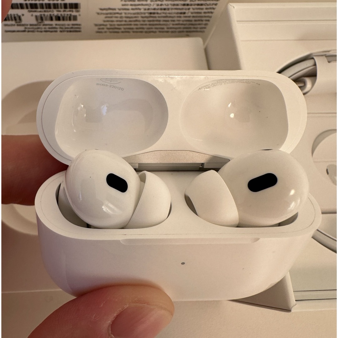 Apple(アップル)の【美品】Apple AirPods Pro エアポッズプロ 第2世代 格安 スマホ/家電/カメラのオーディオ機器(ヘッドフォン/イヤフォン)の商品写真