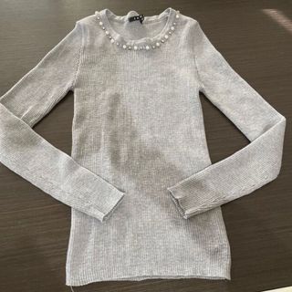 イング(INGNI)のグレーニット　新品未使用　イング　Mサイズ　レディース服　ビジュー付き(ニット/セーター)