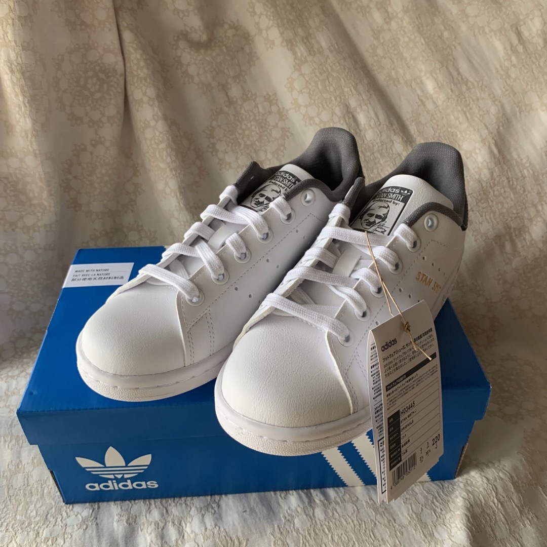 adidas(アディダス)の新品 adidas スタンスミス J H03445 22㎝ ホワイト グレー レディースの靴/シューズ(スニーカー)の商品写真