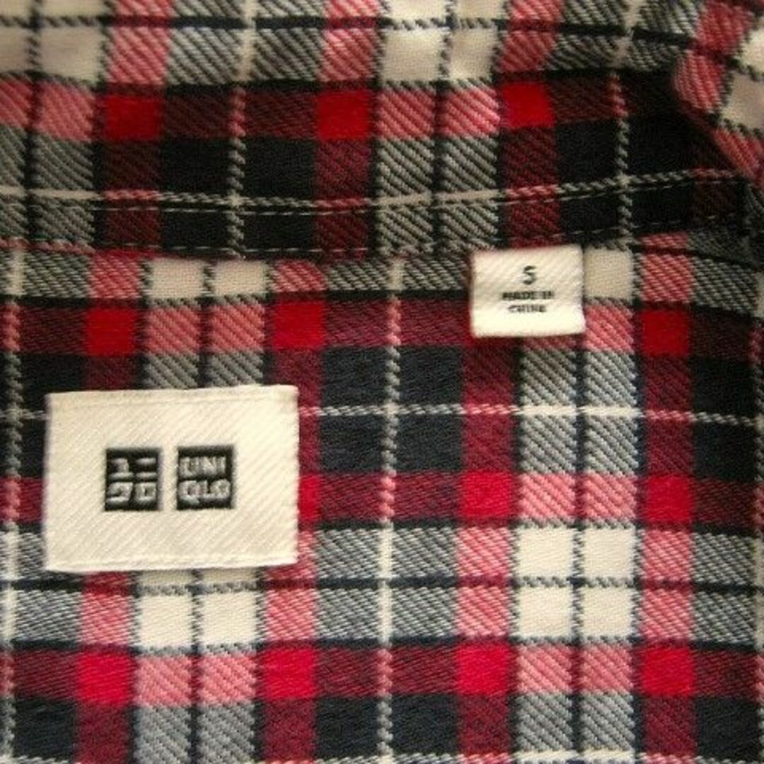 UNIQLO(ユニクロ)のユニクロ）赤白黒チェック柄（メンズＳ）長袖ネルシャツ☆ メンズのトップス(シャツ)の商品写真