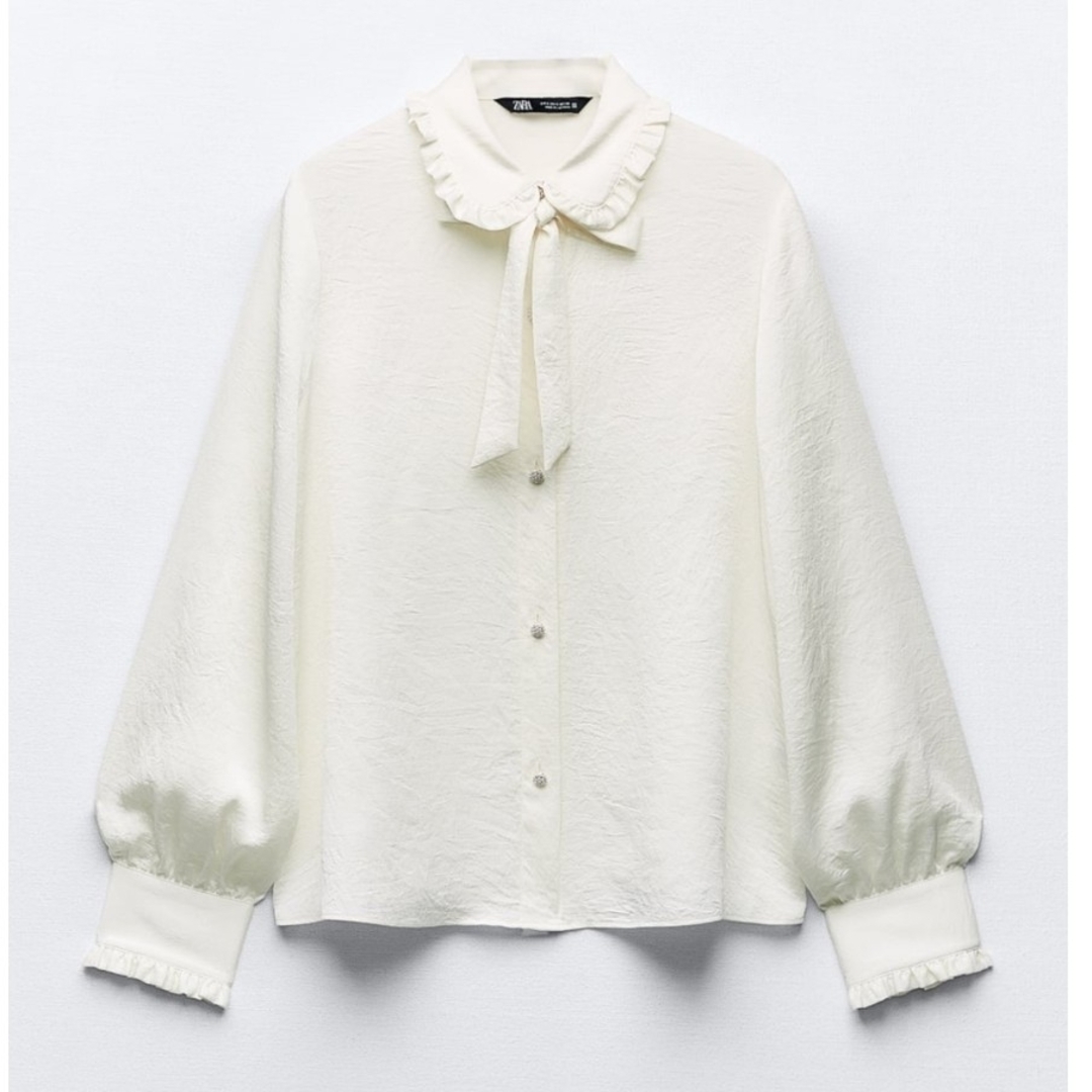 ZARA(ザラ)の新品！未使用！紙タグ付！♥️ZARA♥️リンクルエフェクトシャツ フリル。M。 レディースのトップス(シャツ/ブラウス(長袖/七分))の商品写真