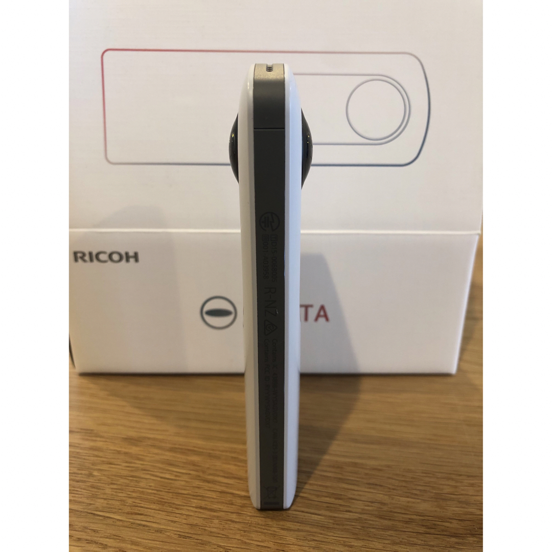 RICOH(リコー)のRICOH THETA SC WHITE スマホ/家電/カメラのカメラ(コンパクトデジタルカメラ)の商品写真