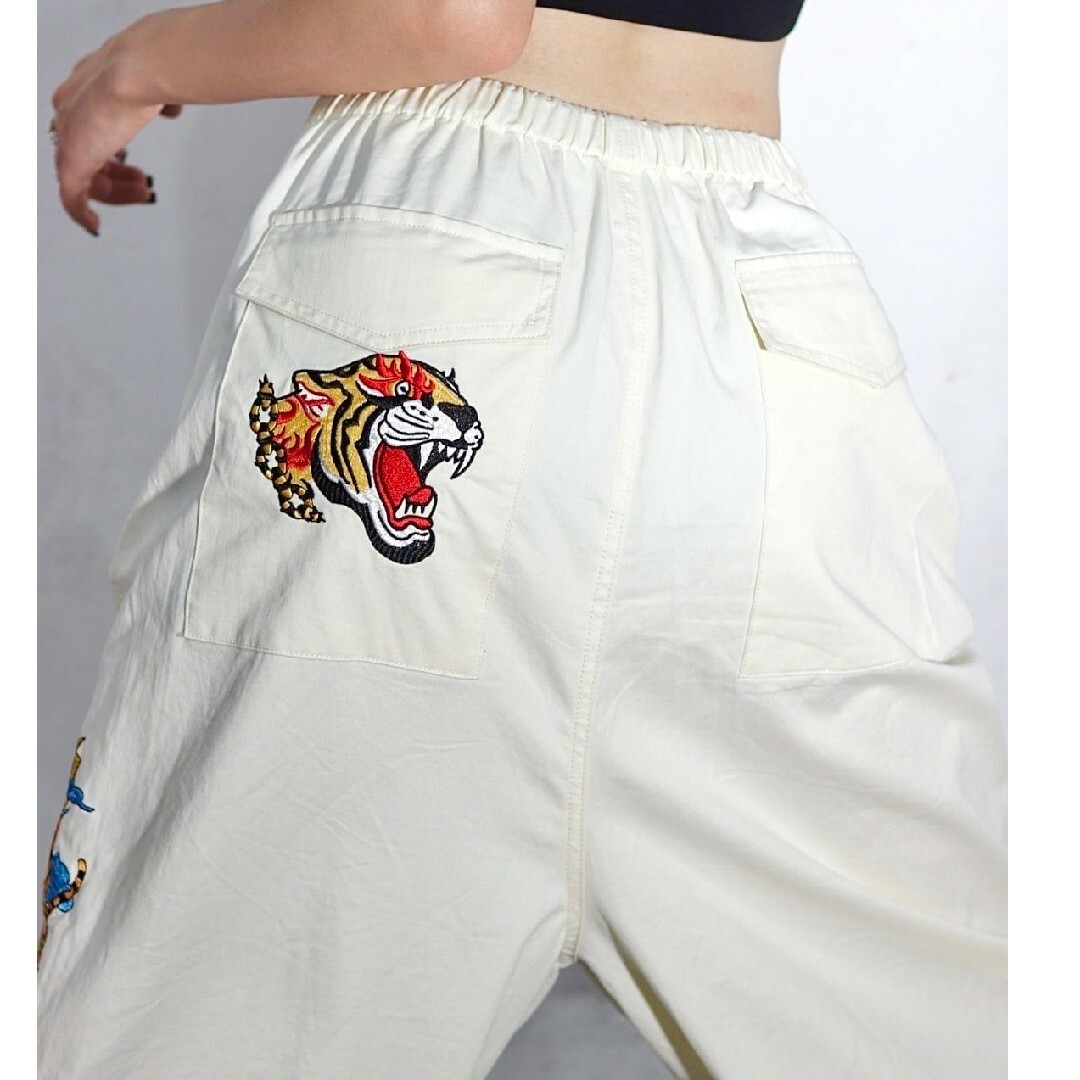 チュウカタベタイ タイガーバルーンパンツ Mサイズ レディースのパンツ(カジュアルパンツ)の商品写真