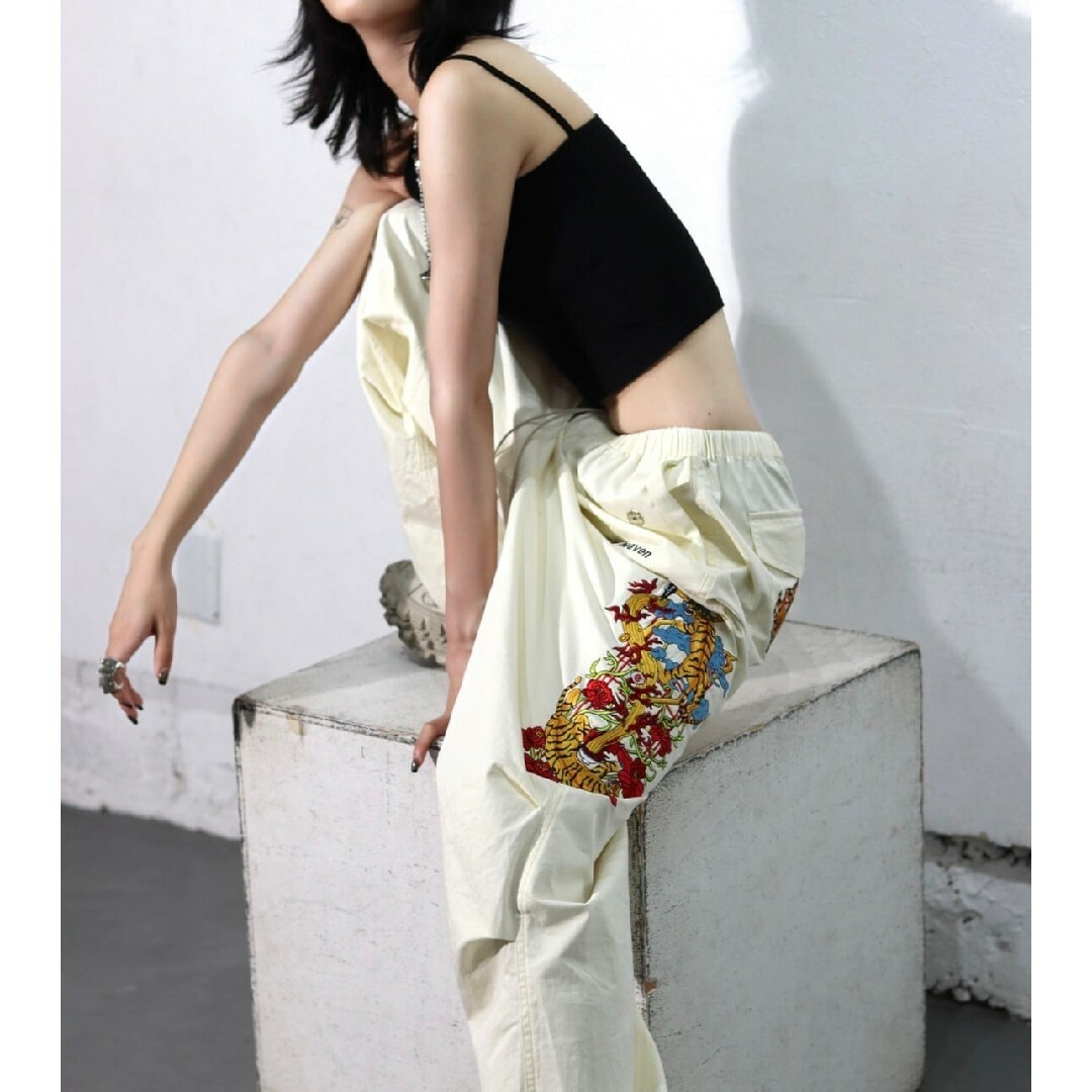 チュウカタベタイ タイガーバルーンパンツ Mサイズ レディースのパンツ(カジュアルパンツ)の商品写真