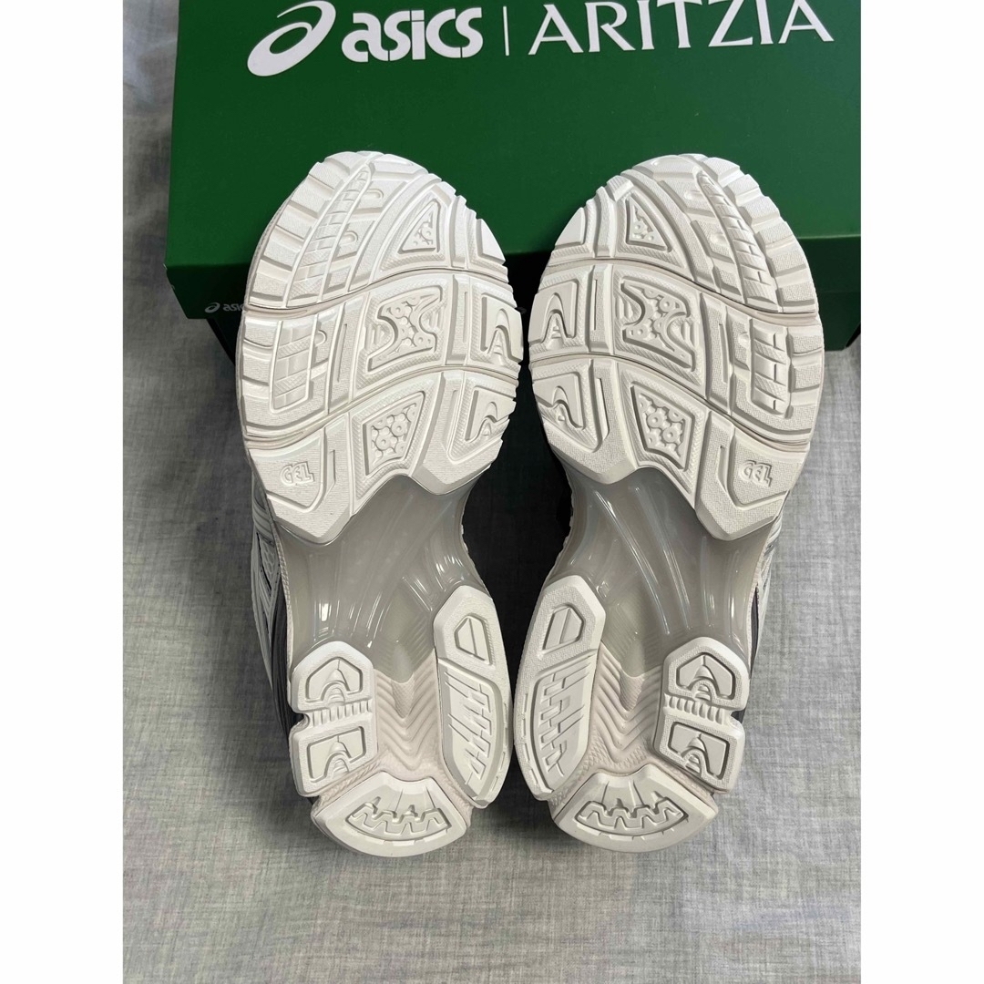 asics(アシックス)の【新品】ARITZIA asics gel Kayano14 アシックス グレー レディースの靴/シューズ(スニーカー)の商品写真