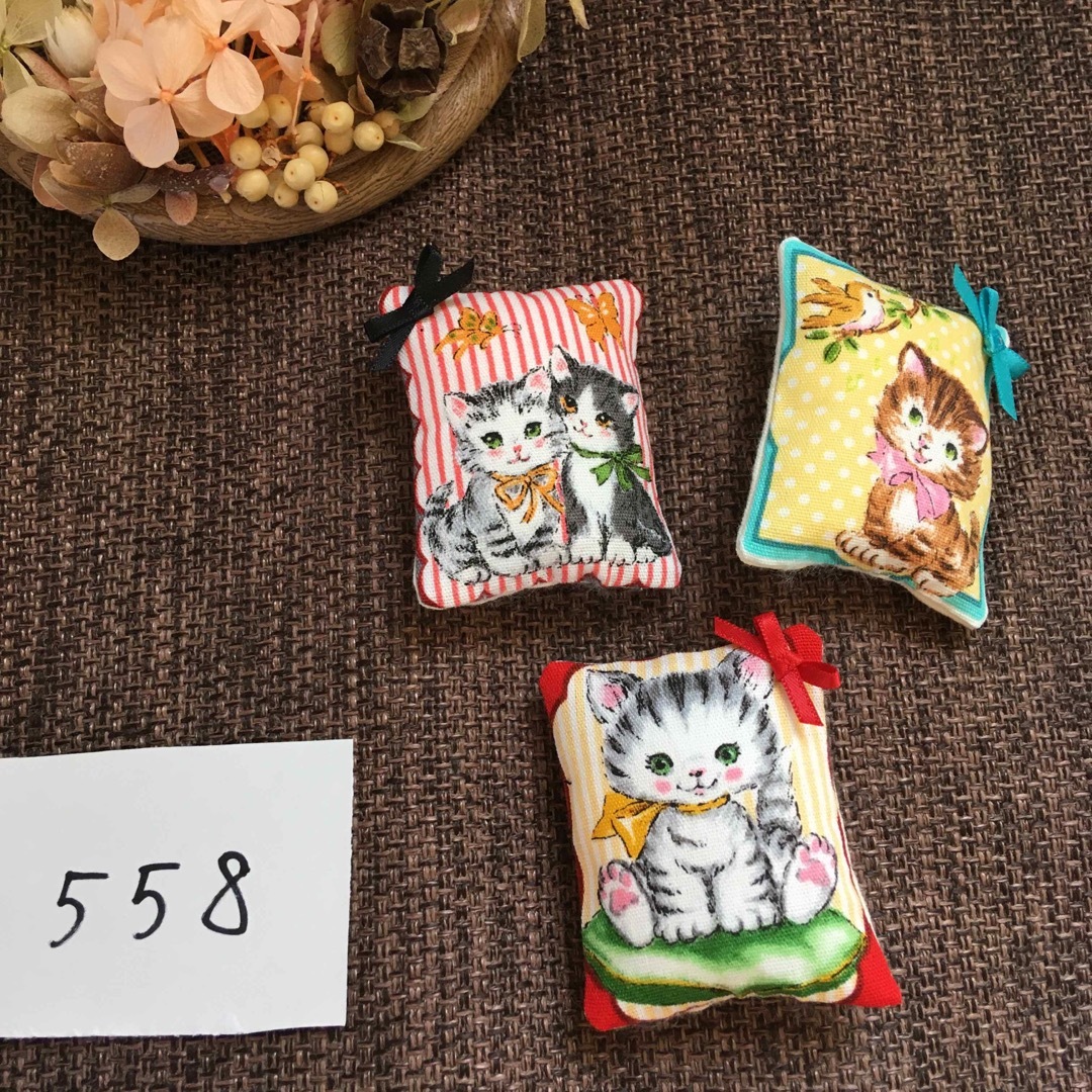 ハンドメイド558 ご奉仕品　レトロかわいい子猫のクッション　リカちゃん　ブライス