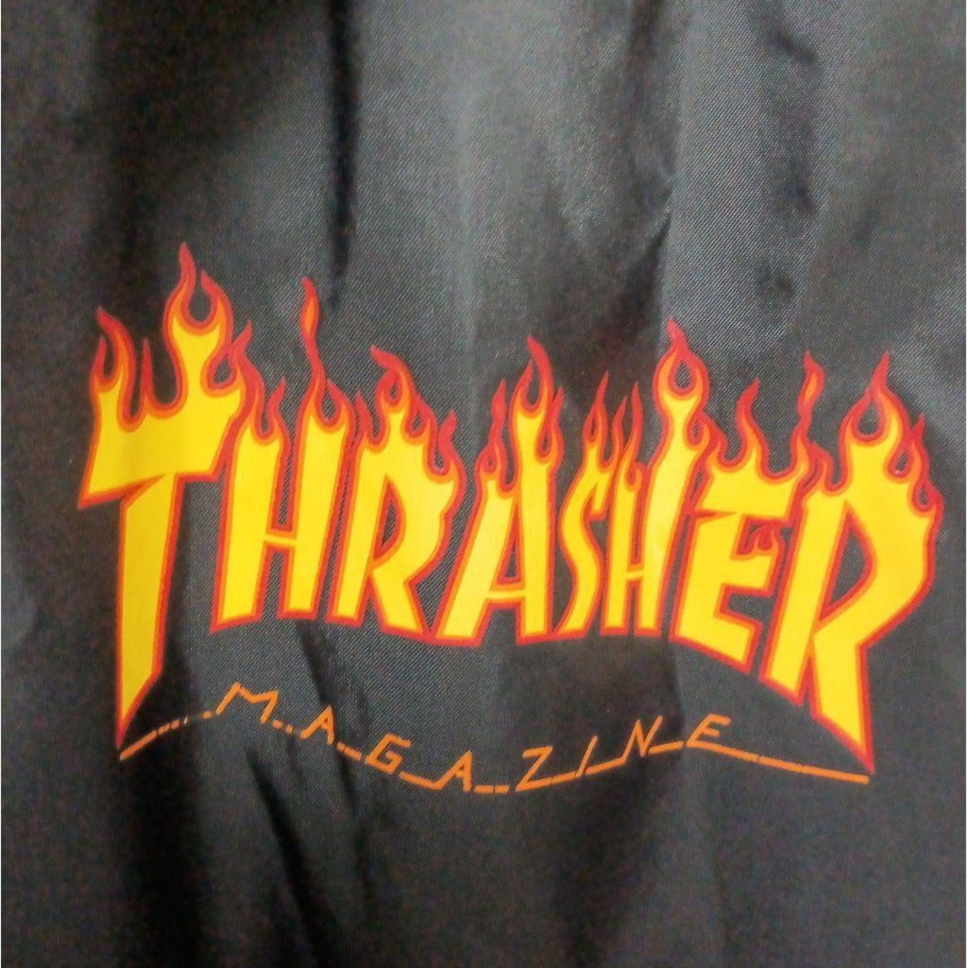 THRASHER(スラッシャー)の美品 THRASHER スラッシャー パーカー付きロゴプリントナイロンジャケット メンズのジャケット/アウター(ナイロンジャケット)の商品写真