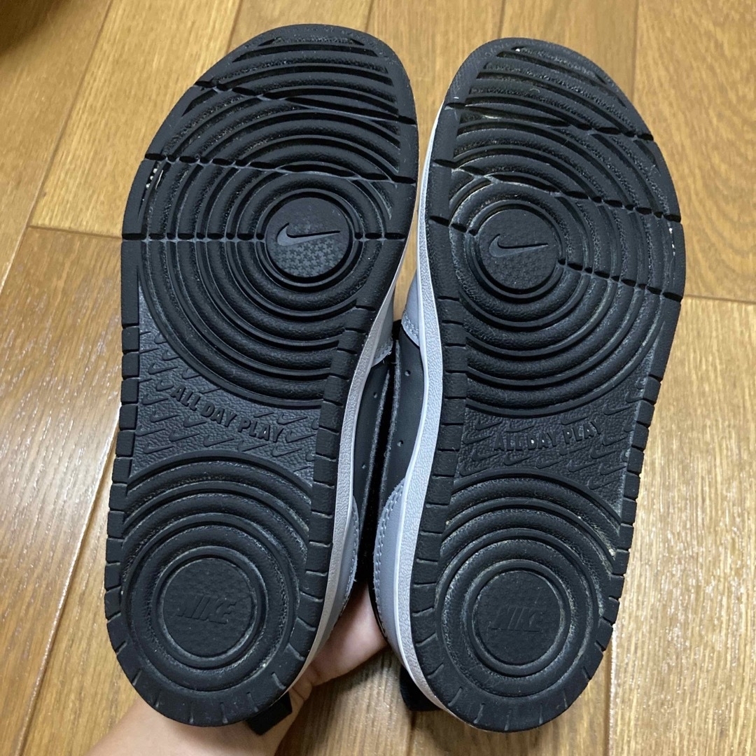 NIKE(ナイキ)のNIKEシューズ キッズ/ベビー/マタニティのキッズ靴/シューズ(15cm~)(スニーカー)の商品写真