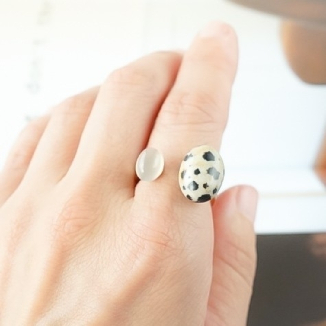 天然石 ダルメシアンジャスパー 指輪 フォークリング フリーサイズ くすみカラー ハンドメイドのアクセサリー(リング)の商品写真