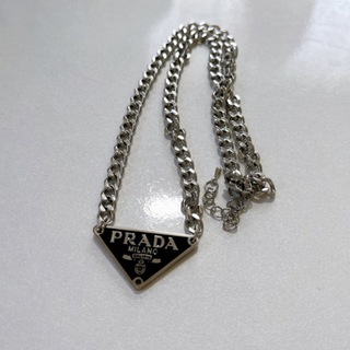 プラダ(PRADA)のプラダ PRADA  ロゴプレート ロゴパーツ ネックレス 黒 ブラック(ネックレス)