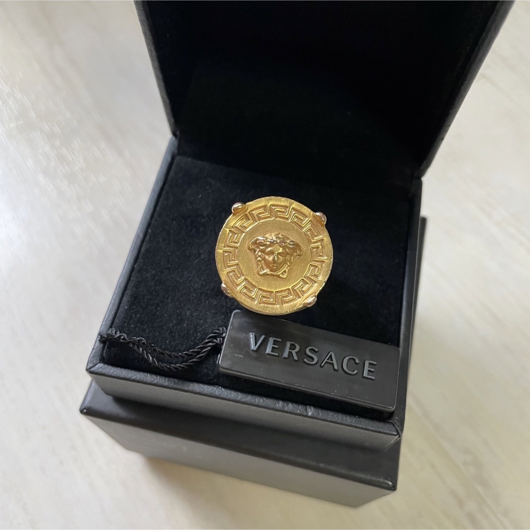 Versace ヴェルサーチゴールドリングメデューサグレカ19号箱付シグネチャー | フリマアプリ ラクマ