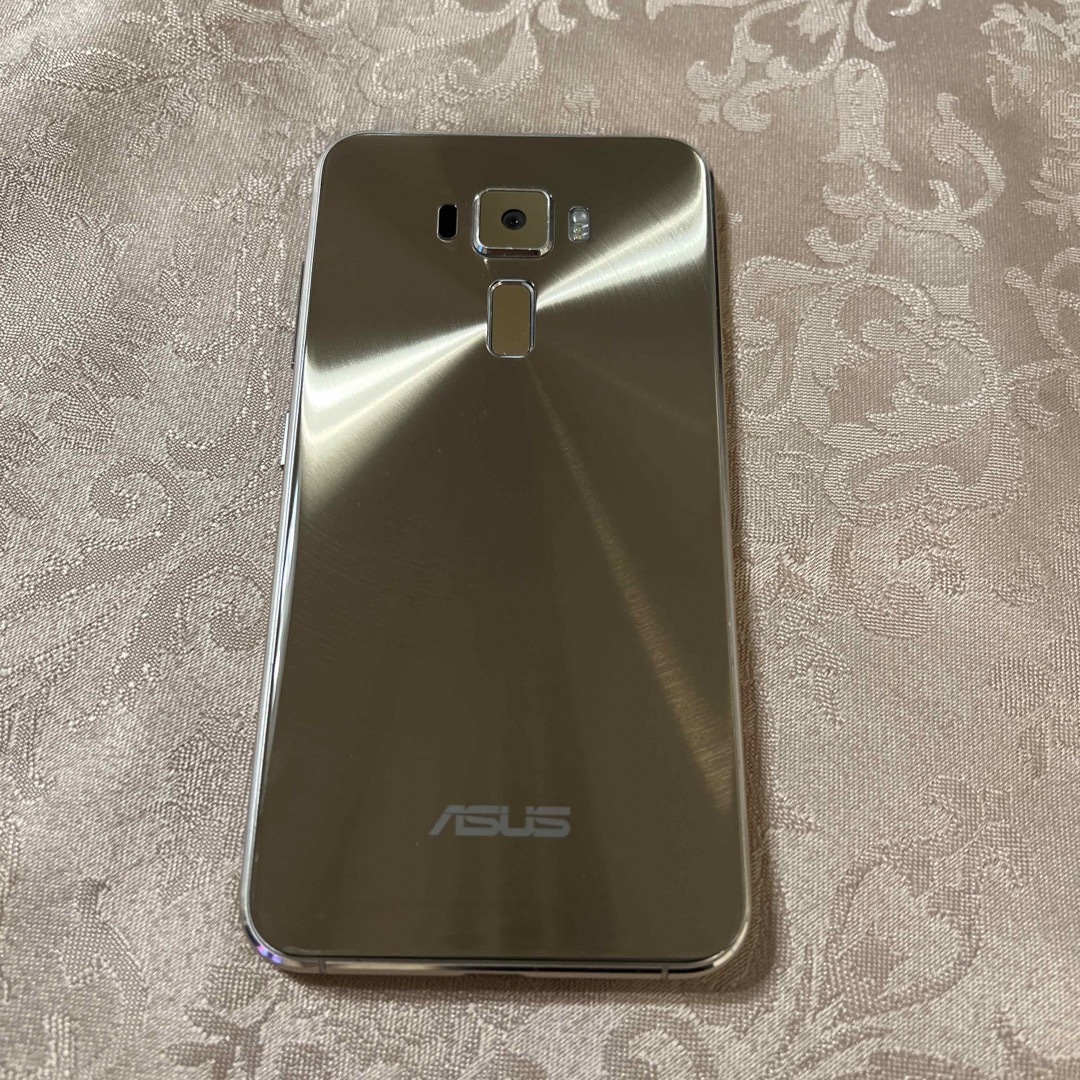 ASUS(エイスース)のASUS Zenfone3 Z017DA (ZE520KL) Gold スマホ/家電/カメラのスマートフォン/携帯電話(スマートフォン本体)の商品写真