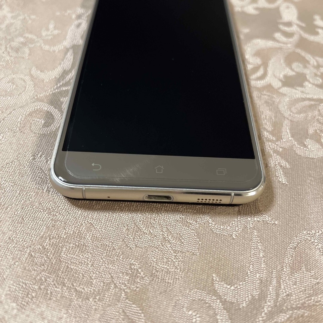 ASUS(エイスース)のASUS Zenfone3 Z017DA (ZE520KL) Gold スマホ/家電/カメラのスマートフォン/携帯電話(スマートフォン本体)の商品写真