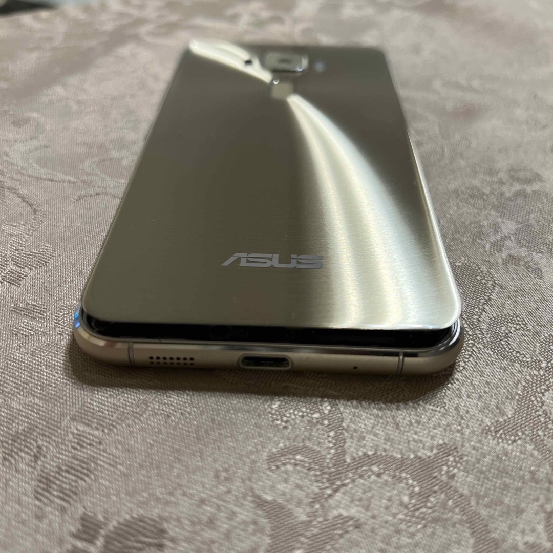 ASUS(エイスース)のASUS Zenfone3 Z017DA (ZE520KL) Gold スマホ/家電/カメラのスマートフォン/携帯電話(スマートフォン本体)の商品写真