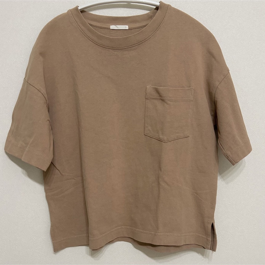 GU(ジーユー)のGU ベージュTシャツ レディースのトップス(Tシャツ(半袖/袖なし))の商品写真