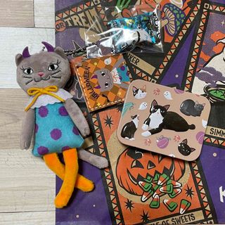 カルディ(KALDI)のカルディ★ハロウィン。くたくたネコちゃんキーホルダー&ネコミニ缶セット。ねこ(キーホルダー)