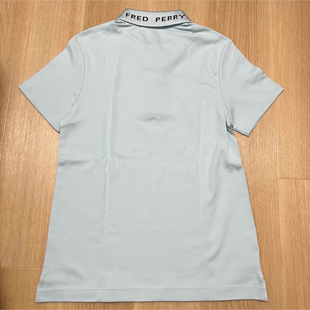 FRED PERRY ポロシャツ　襟ロゴプリント　ライトブルー レディースのトップス(ポロシャツ)の商品写真