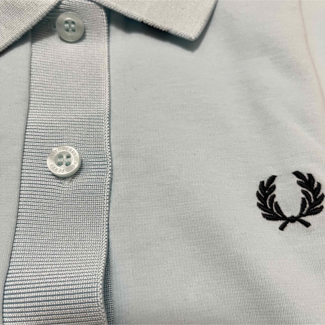 FRED PERRY ポロシャツ　襟ロゴプリント　ライトブルー レディースのトップス(ポロシャツ)の商品写真