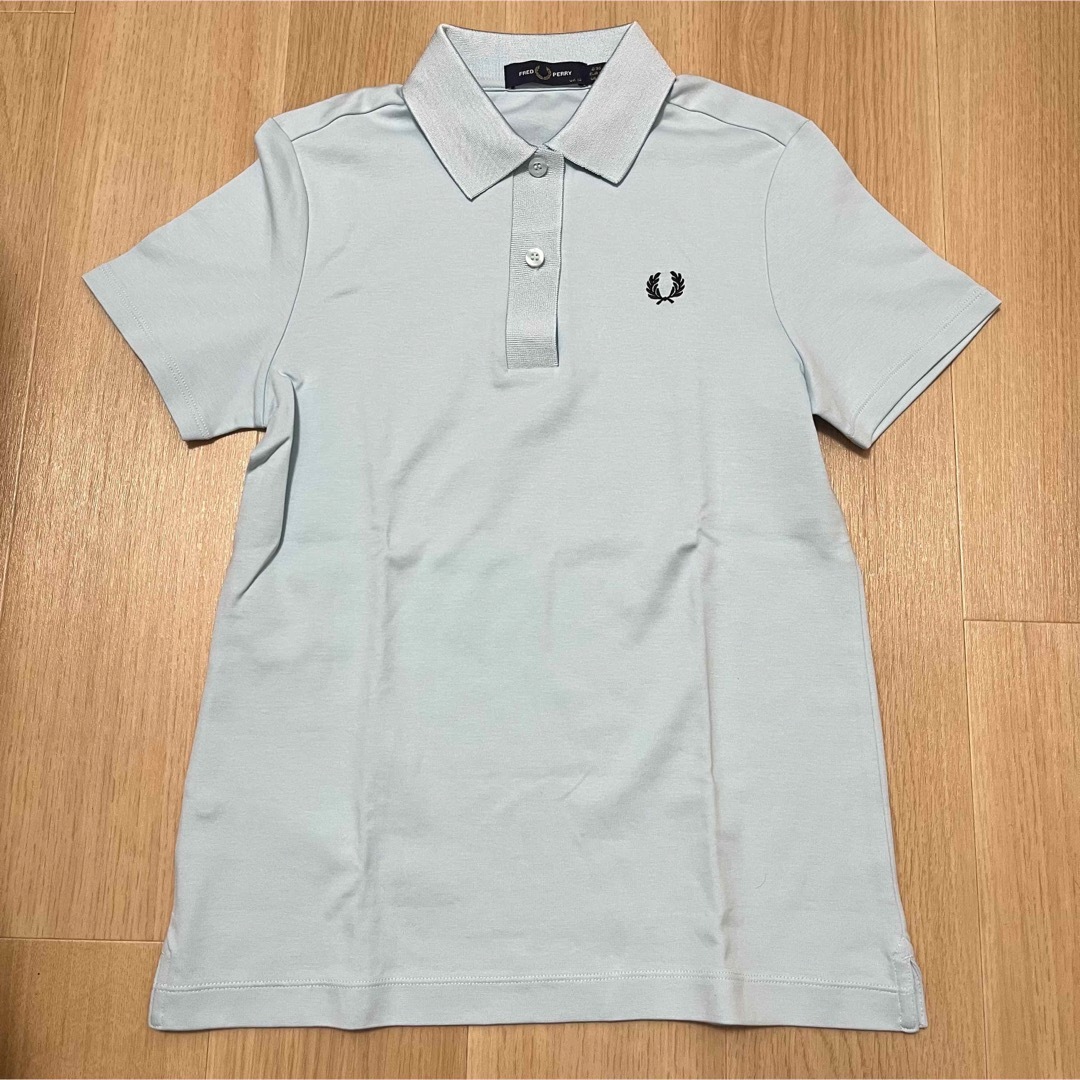 FRED PERRY ポロシャツ　襟ロゴプリント　ライトブルー レディースのトップス(ポロシャツ)の商品写真