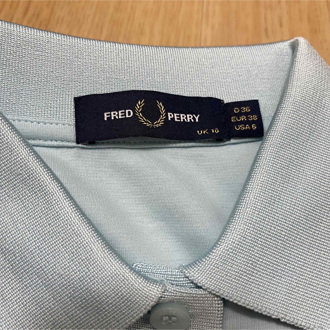 FRED PERRY ポロシャツ 襟ロゴプリント ライトブルー - ポロシャツ