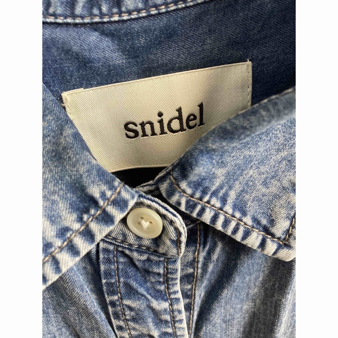 SNIDEL(スナイデル)のsnidel スナイデル デニム シャツ ショート丈 レディースのトップス(シャツ/ブラウス(長袖/七分))の商品写真