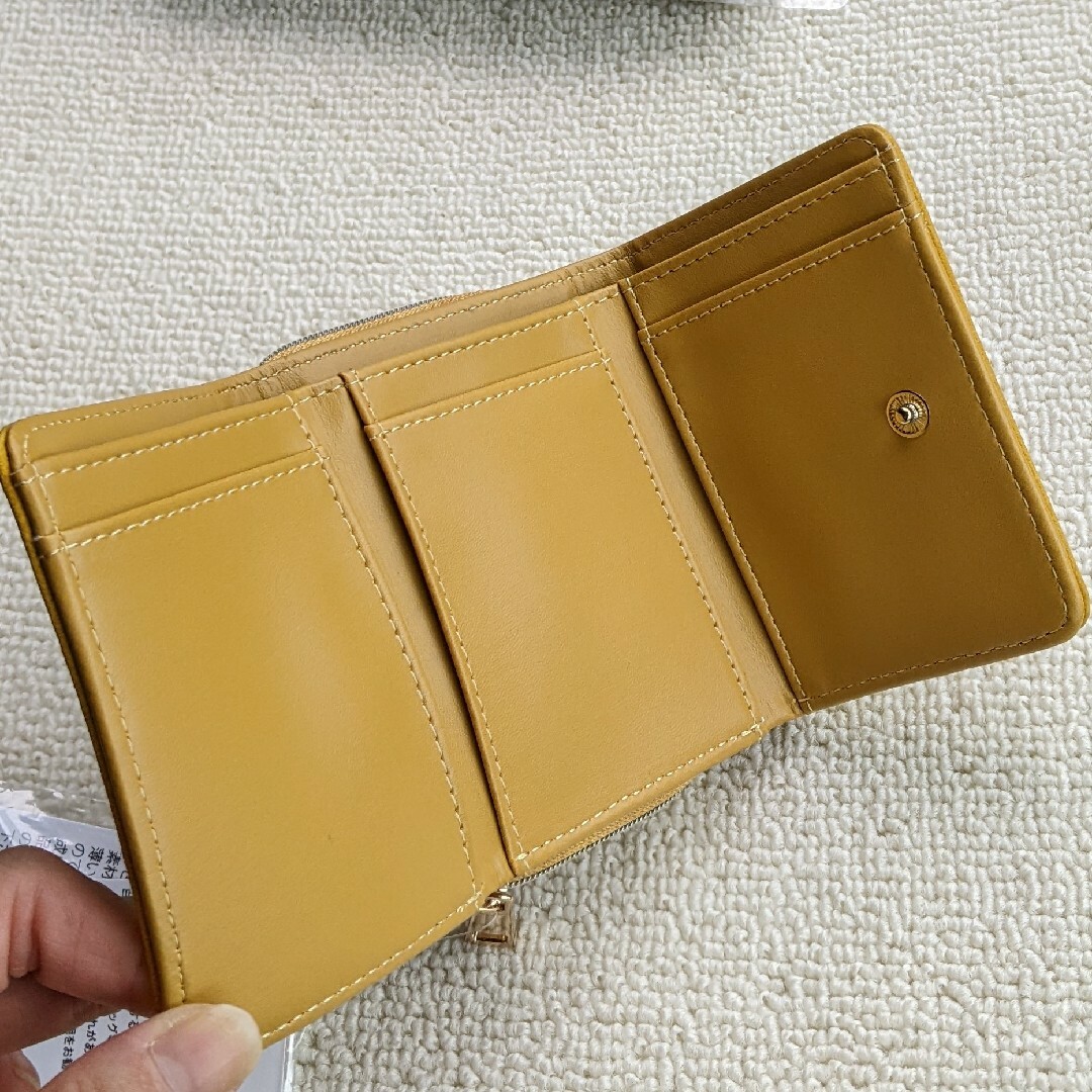 【新品】ALTROSE アルトローズ♡三つ折り財布 ミニ財布 ディープ イエロー レディースのファッション小物(財布)の商品写真