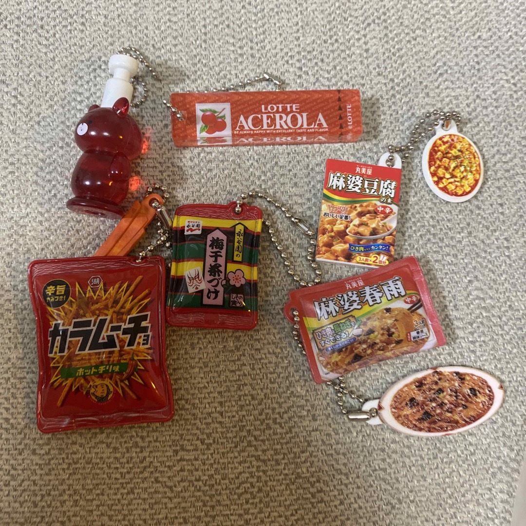 ガチャガチャ まとめ売り 赤系 ロッテガム 丸美屋 永谷園 湖池屋 クマ エンタメ/ホビーのおもちゃ/ぬいぐるみ(キャラクターグッズ)の商品写真