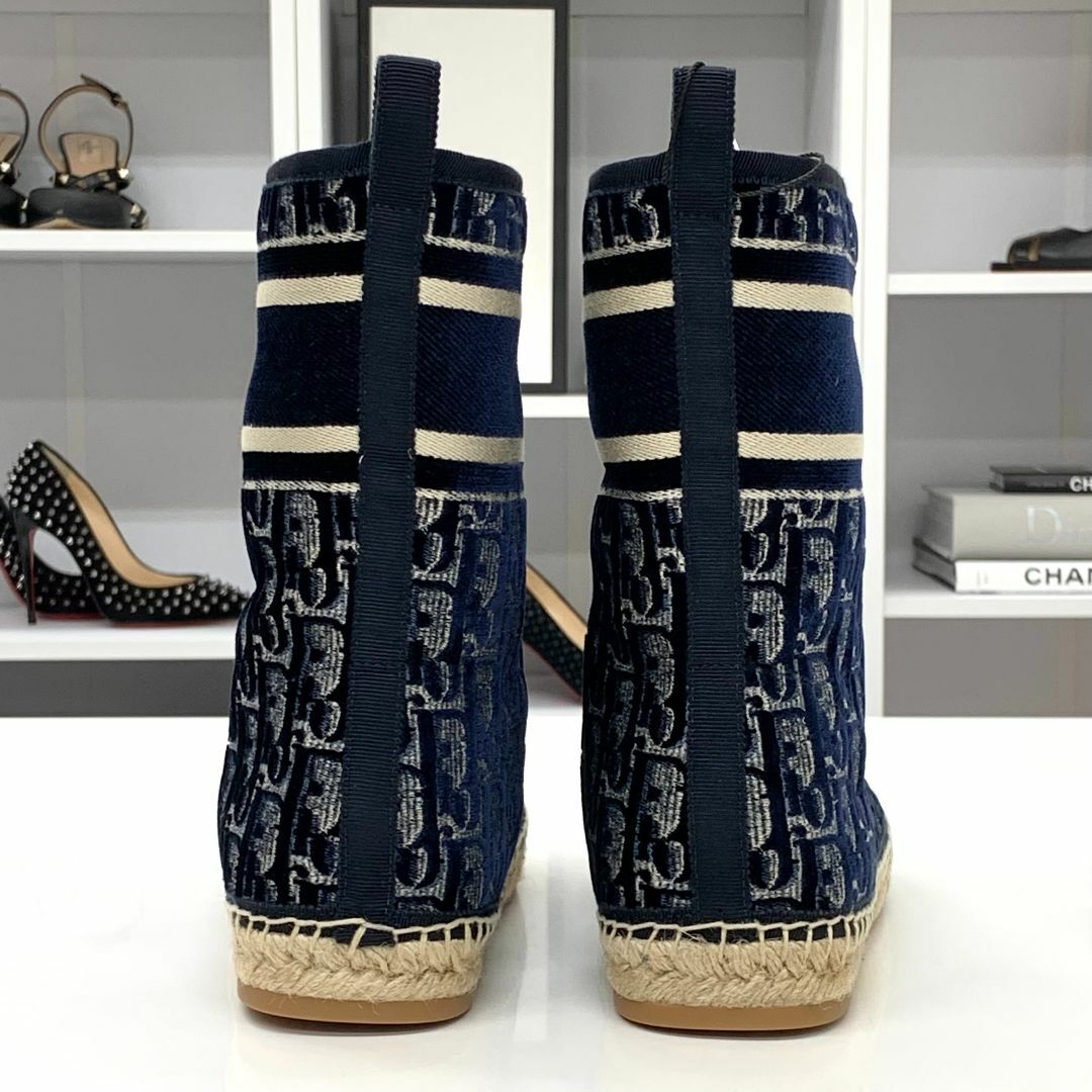 Christian Dior(クリスチャンディオール)の6415 未使用 クリスチャンディオール ベロア オブリーク ムートンブーツ レディースの靴/シューズ(ブーツ)の商品写真